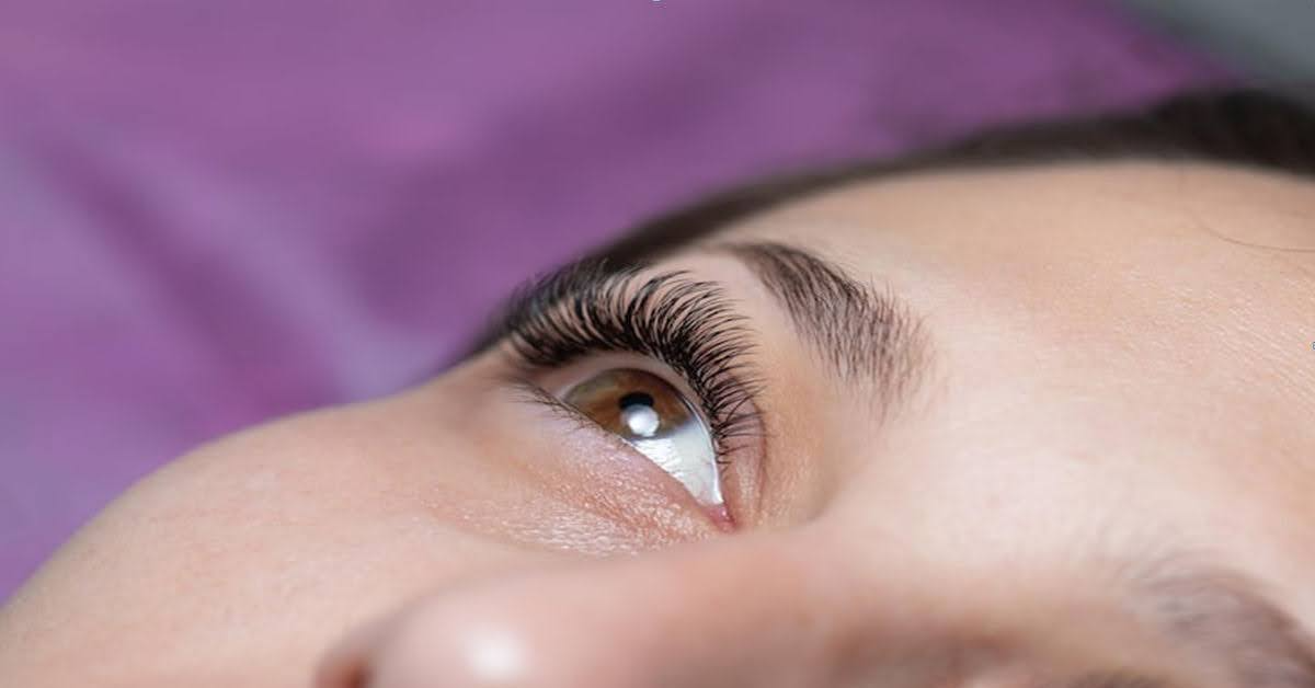 close of of false lashes