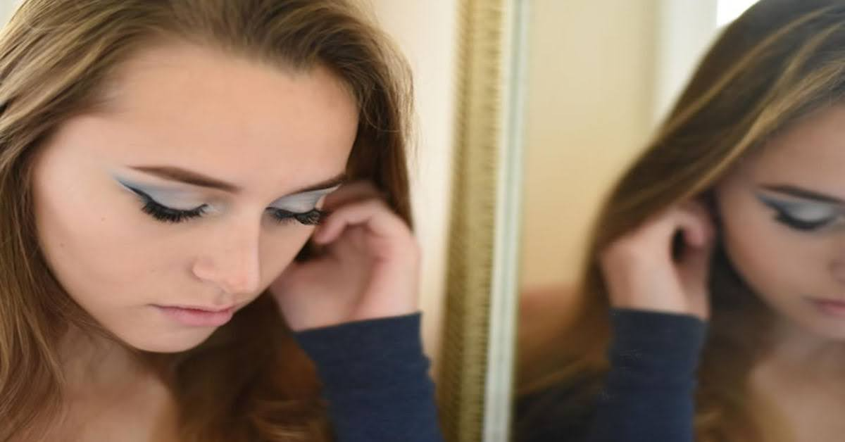 woman wearing lashes