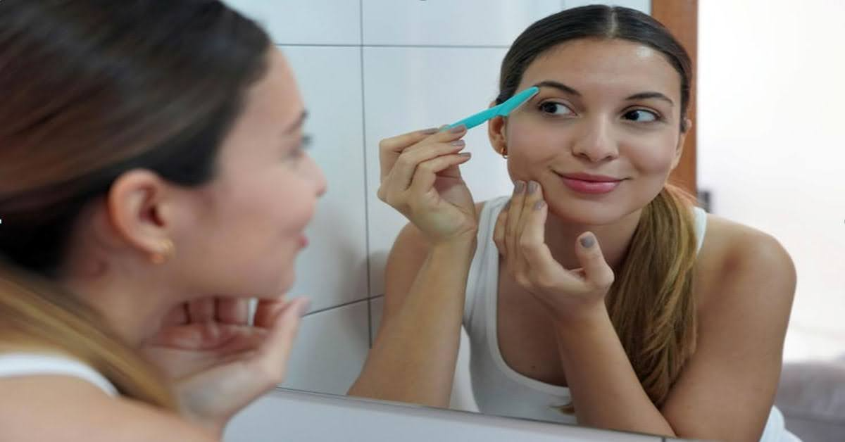 girl doing her lashes