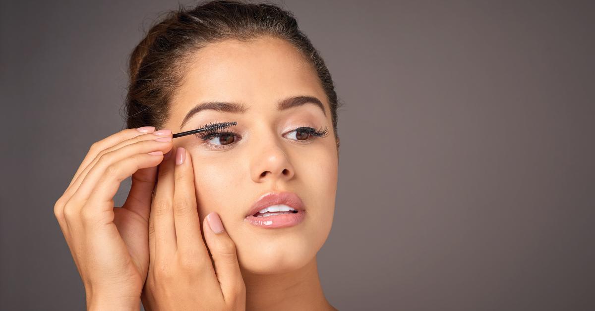 How to remove eyelash glue blog featured image